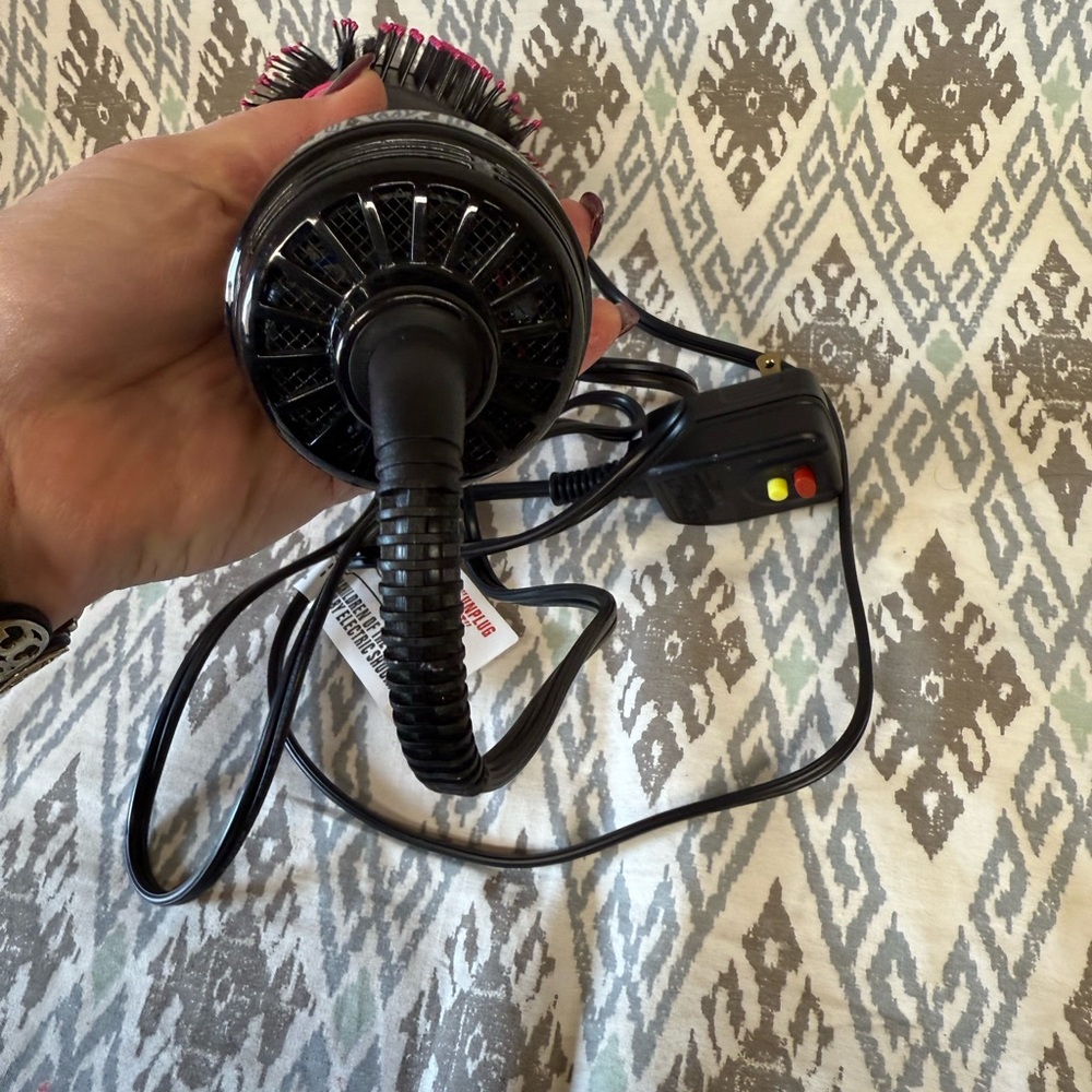 Revlon Black and Pink Hair Dryer Brush - Picture 4 of 4
